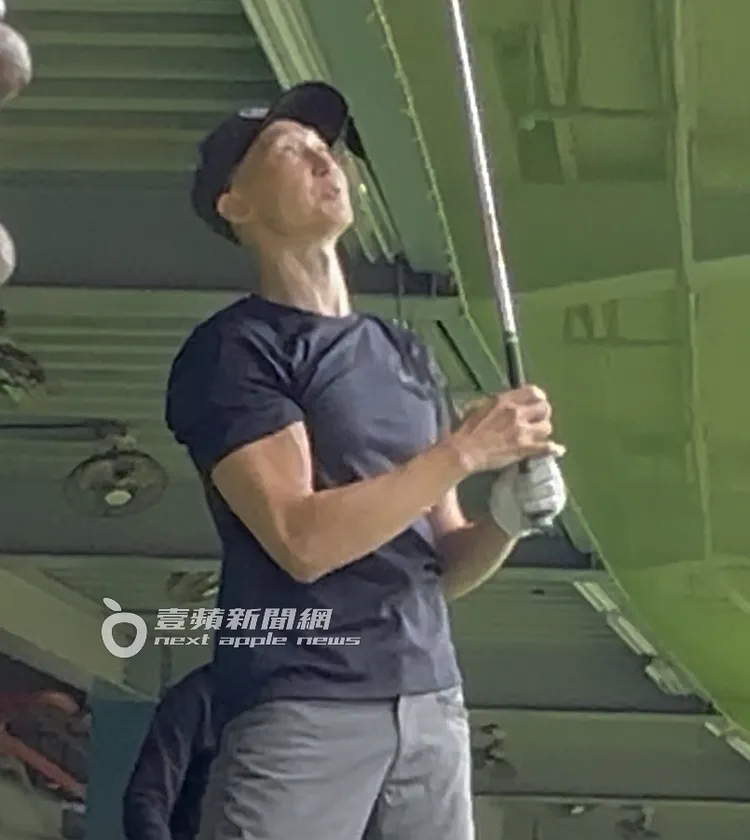 洪天祥脫掉外套，露出結實二頭肌。特勤中心攝