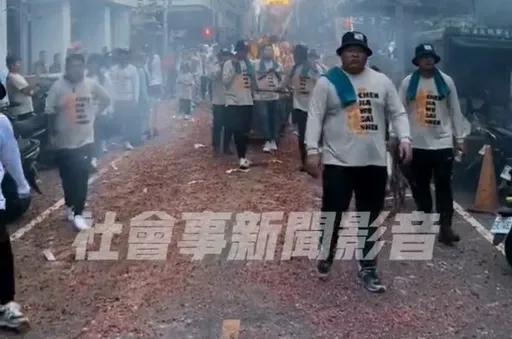 宮廟遶境鞭炮滿地!高市警方開單 環保、消防局也出手了