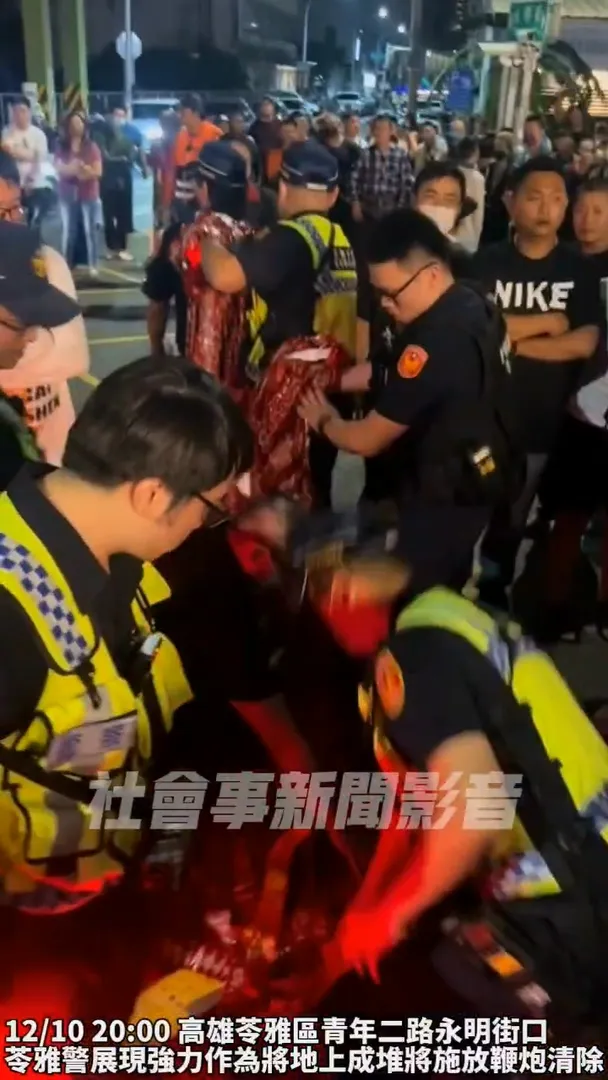 宮廟遶境鞭炮滿地，警方到場制止。翻攝社會事新聞影音