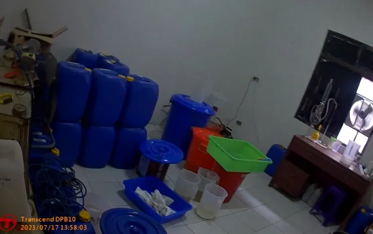 警方查獲大量製毒原料。翻攝畫面