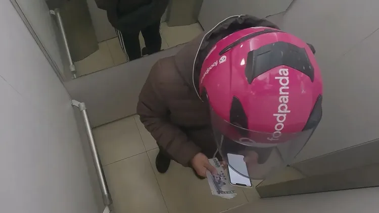 外送員對於曾博恩給出高額小費都感到驚訝。翻攝自曾博恩YouTube