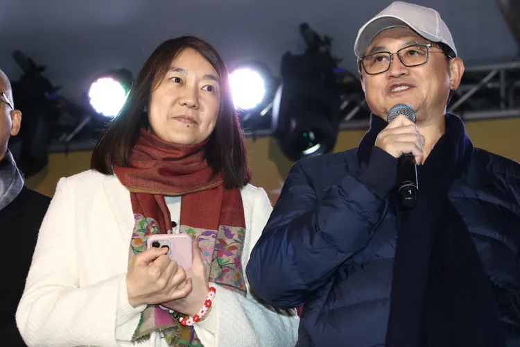 誠品董事長吳旻潔與董事童子賢一起到信義誠品道晚安。彭欣偉攝