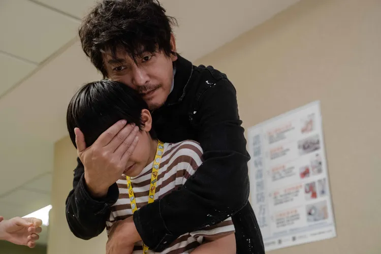 王識賢劇中細心安撫患有自閉症的小男孩。東森提供