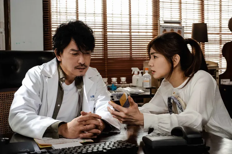 王識賢（左）與Ella對戲。東森提供