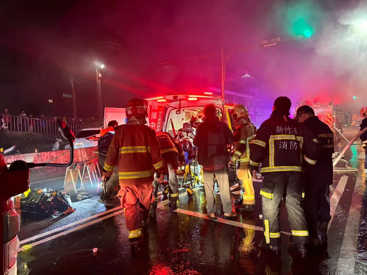 救護人員將搶救出來的婦人送醫。竹縣消防局提供