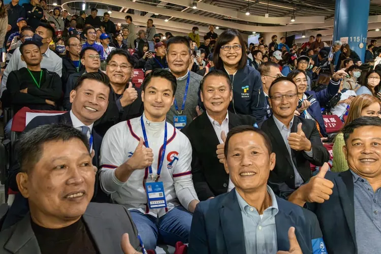 蔣萬安昨進場當球迷觀賞台韓大戰！翻攝蔣萬安臉書