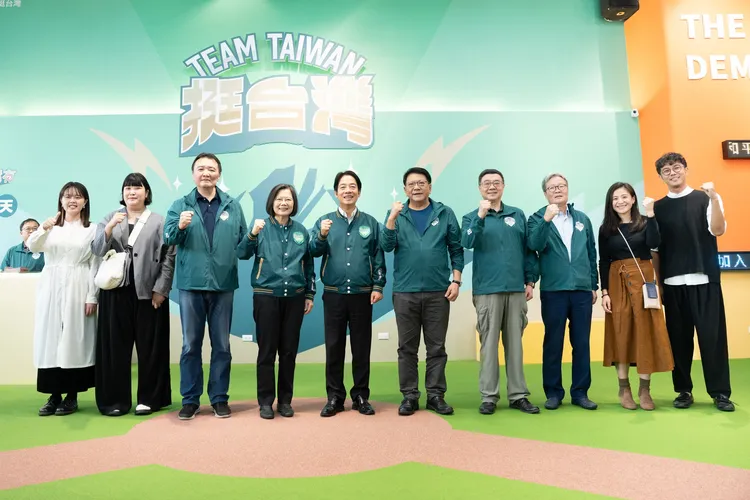 10月底賴清德全國競總正式成立，邀來總統蔡英文一起「開箱」。翻攝自賴清德臉書