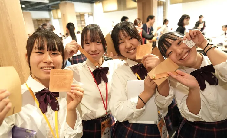 橘高校同學們排隊，由「那個皮工作室」帶領學生親手製作專屬「橘色惡魔」伴手禮。青年局提供