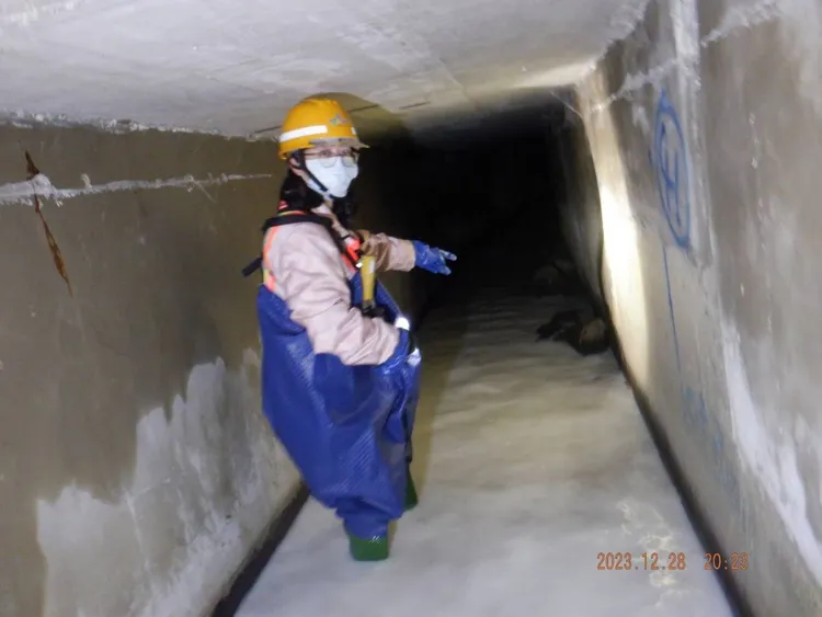 溝渠隊扮忍者龜下箱涵追白水污染源。環保局提供