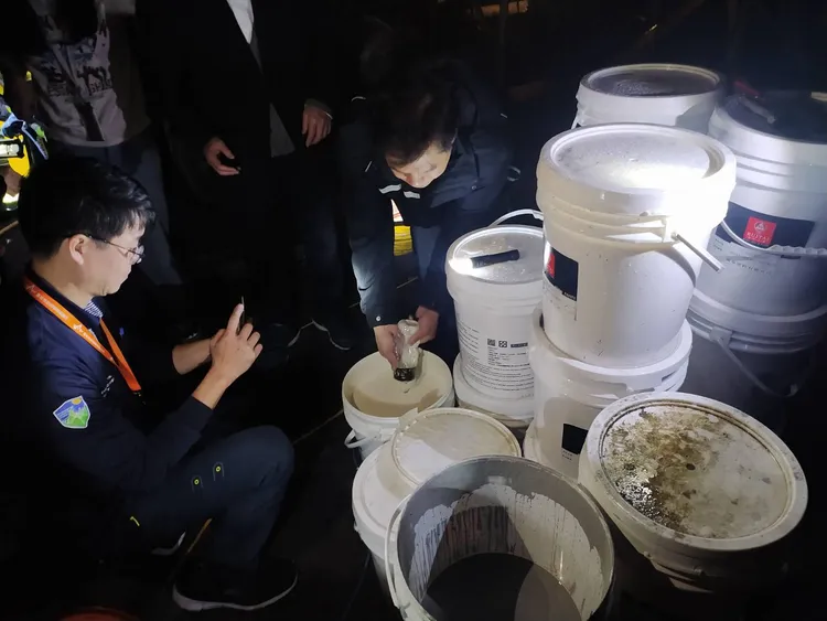 環保局摸黑終於找到污染源，中研院內工地油漆桶，立馬採樣進行污染物指紋分析。環保局提供