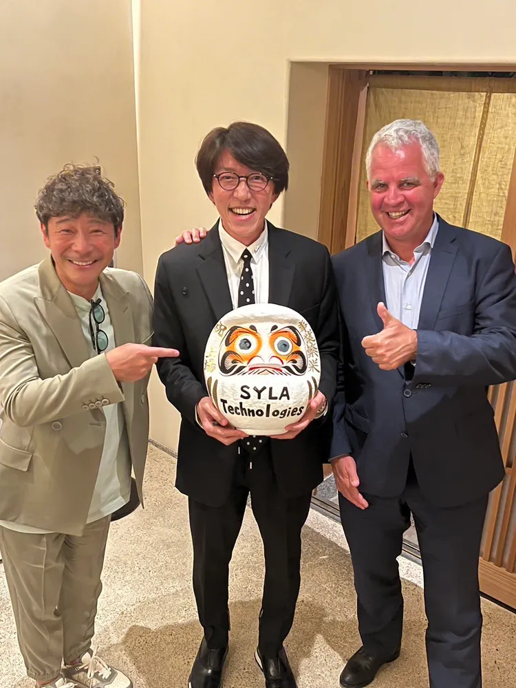 杉本宏之（中）公司在美國成功上市後，開心和ZOZO創辦人前澤友作（左）、庫克香檳總經理Olivier Krug慶祝。翻攝sugimotosyla推特