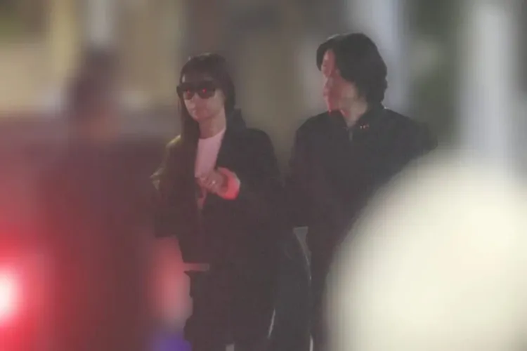 深田恭子（左）上月2日41歲生日當天，帶杉本宏之回家見父母。翻攝《女性自身》