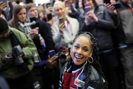 Alicia Keys街頭突擊表演 倫敦通勤族嗨翻