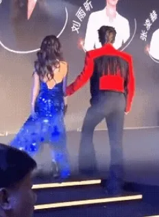 2人上台時，他出手扶她。翻攝影片