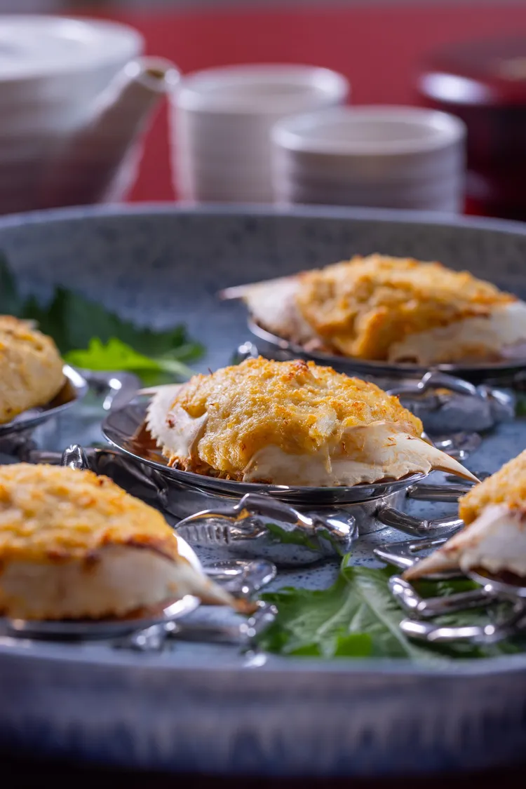 「松茸蟹粉焗蟹蓋」鮮甜蟹肉絲口感，鮮嫩的蟹肉，加上碎洋蔥的甜度，餡料滋潤充滿海味。麟聚提供