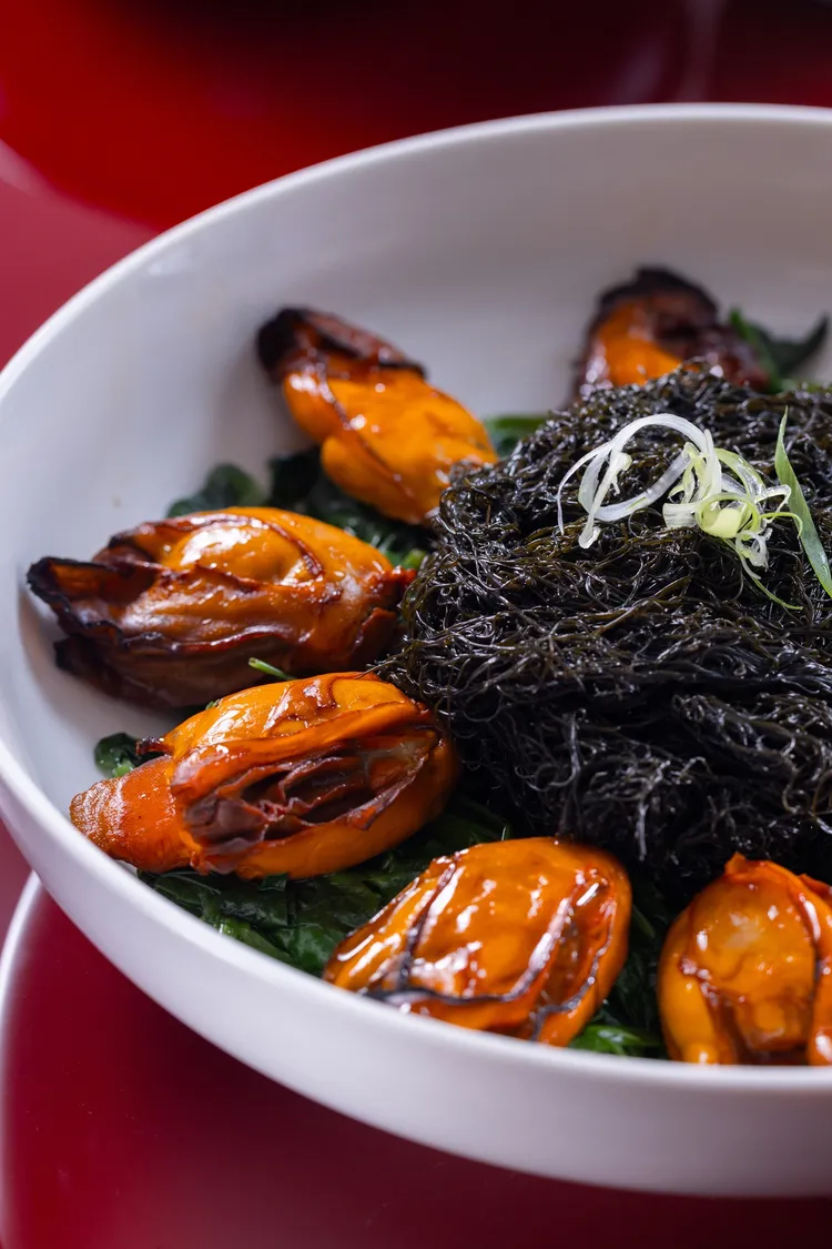 「髮菜炆蠔豉」取其諧音為「發財好巿」，寓意吉祥。麟聚提供