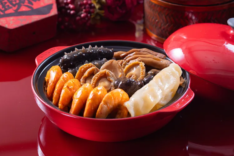 「麟聚」主打擁有大台北地區最齊全的各式乾貨，鮑、參、貝、肚全吃得到；圖為「鮑參肚盆菜」。麟聚提供