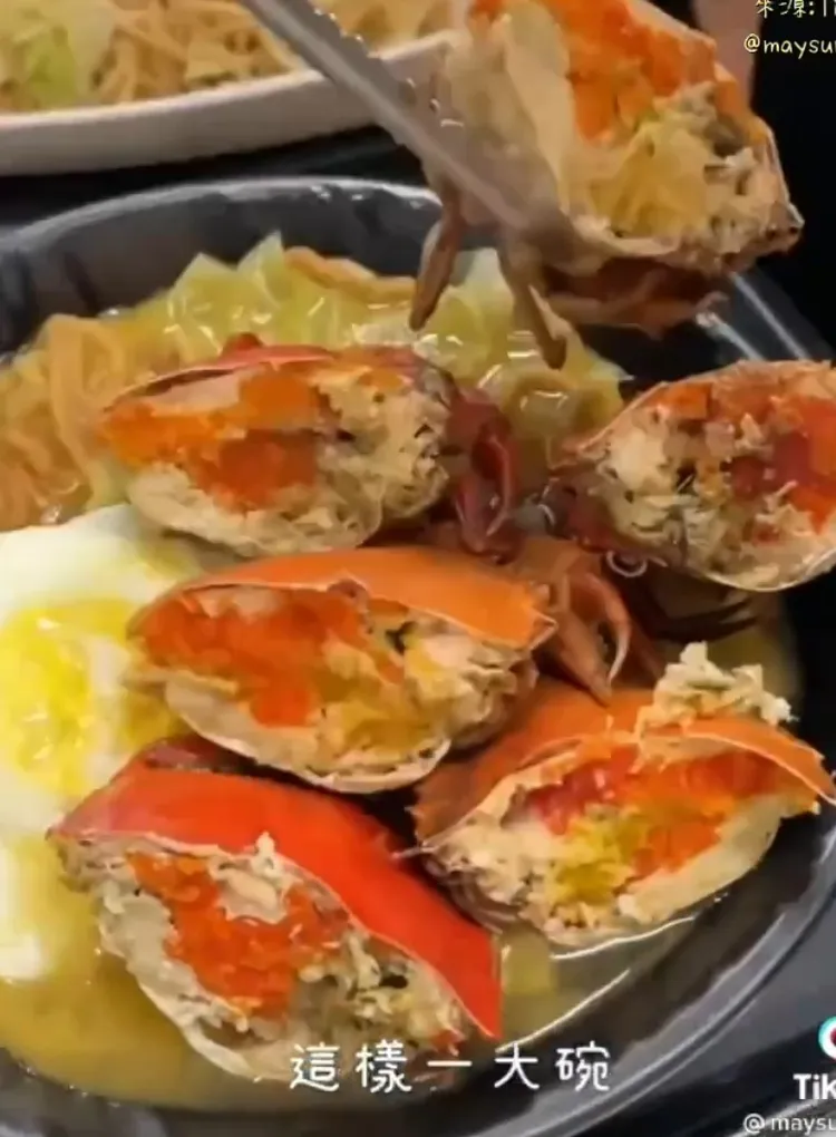 美食名店「金三益」爆蛋紅蟳鍋燒意麵。TikTok@maysun_boy 提供