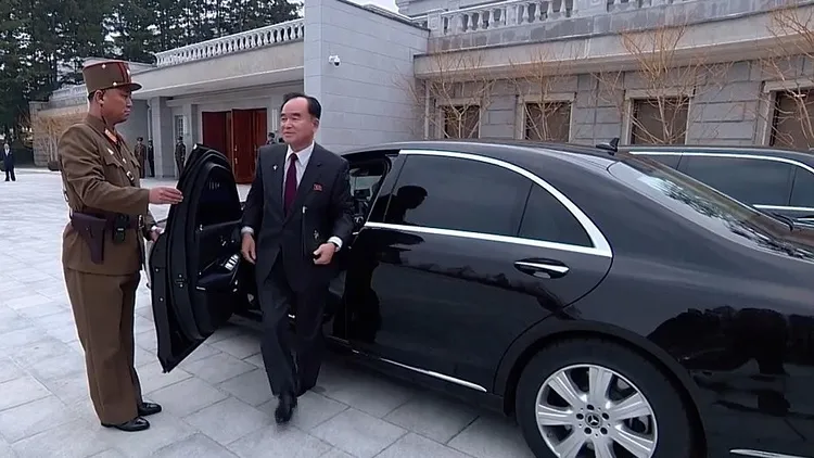 北韓勞動黨書記趙甬元12月26日抵達勞動黨中央黨部，從駕駛座下車。北韓央視畫面截圖