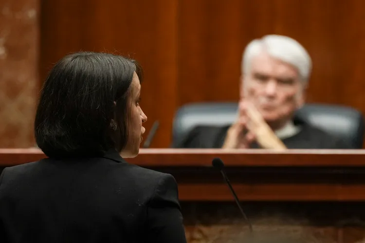 代表柯克斯的「生育自主權中心」律師杜安，於德州最高法院內。美聯社