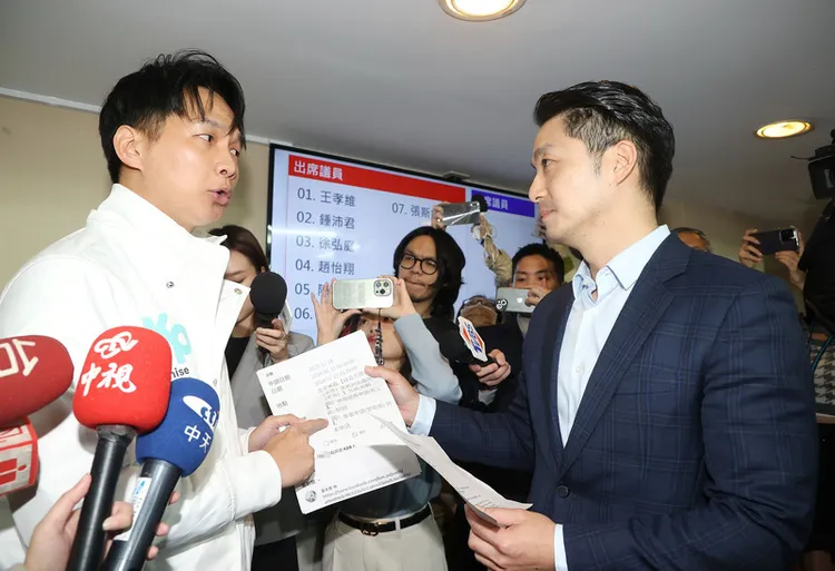 路權遭駁回，民眾黨議員向蔣萬安抗議。中央社