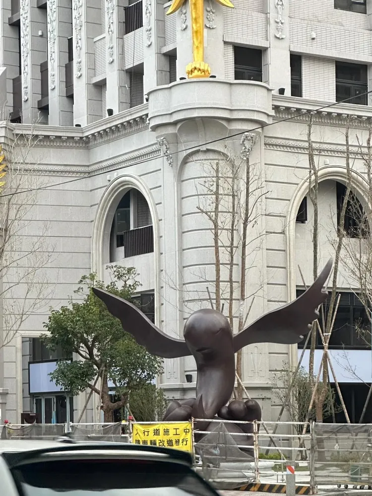 網友也都看不出這個雕塑品是什麼。翻攝自臉書「路上觀察學院」