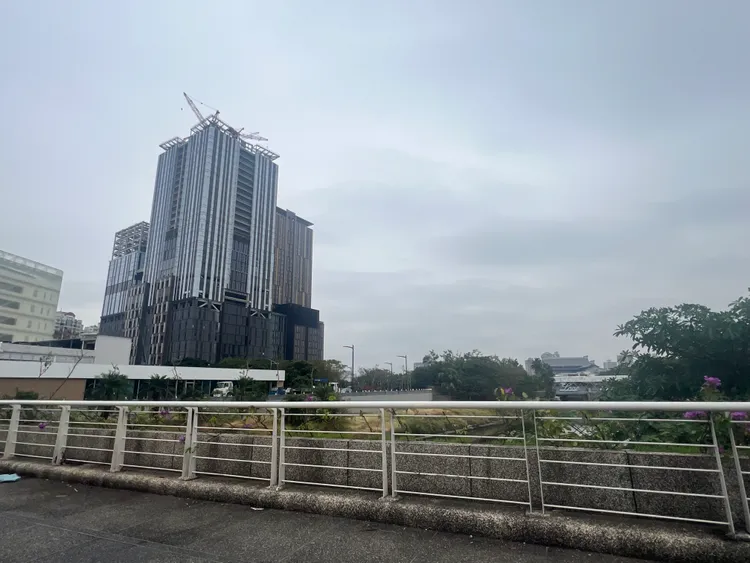 建案周邊有超過700億元百貨開發案，成為拉抬房市主因。葉家銘攝