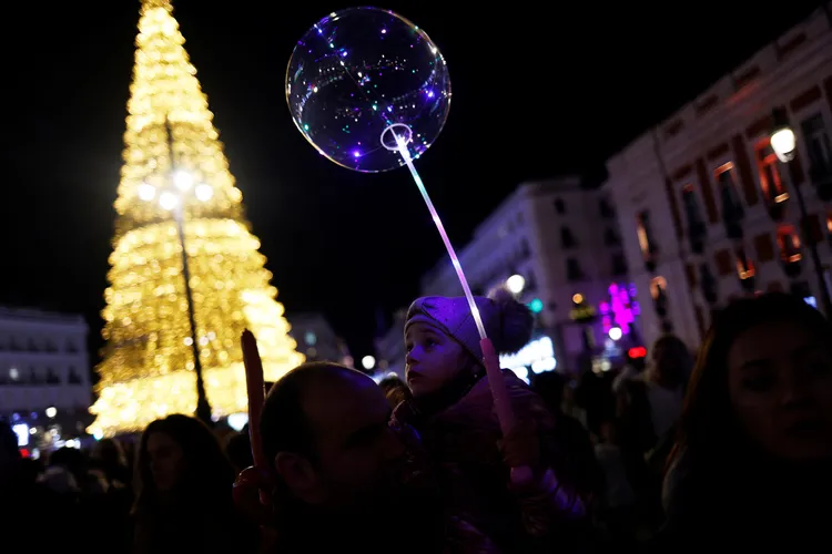 馬德里的耶誕市集在周末擠滿購物人潮。路透社