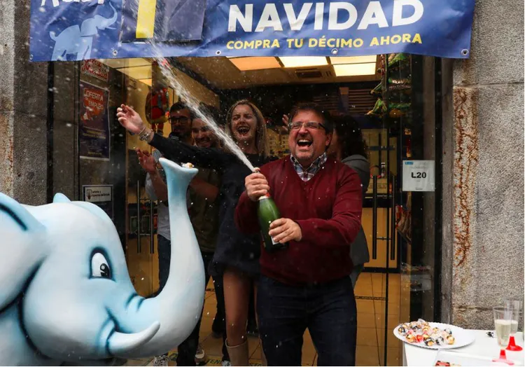 去年買樂透中獎的民眾開心慶祝。資料照片