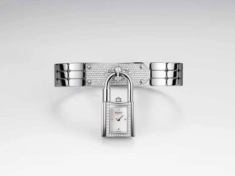 Kelly腕錶精鋼款，白色珍珠母貝錶盤，錶殼鑲嵌43顆鑽石，精鋼錶鍊鑲嵌221顆鑽石，51萬5400元。品牌提供