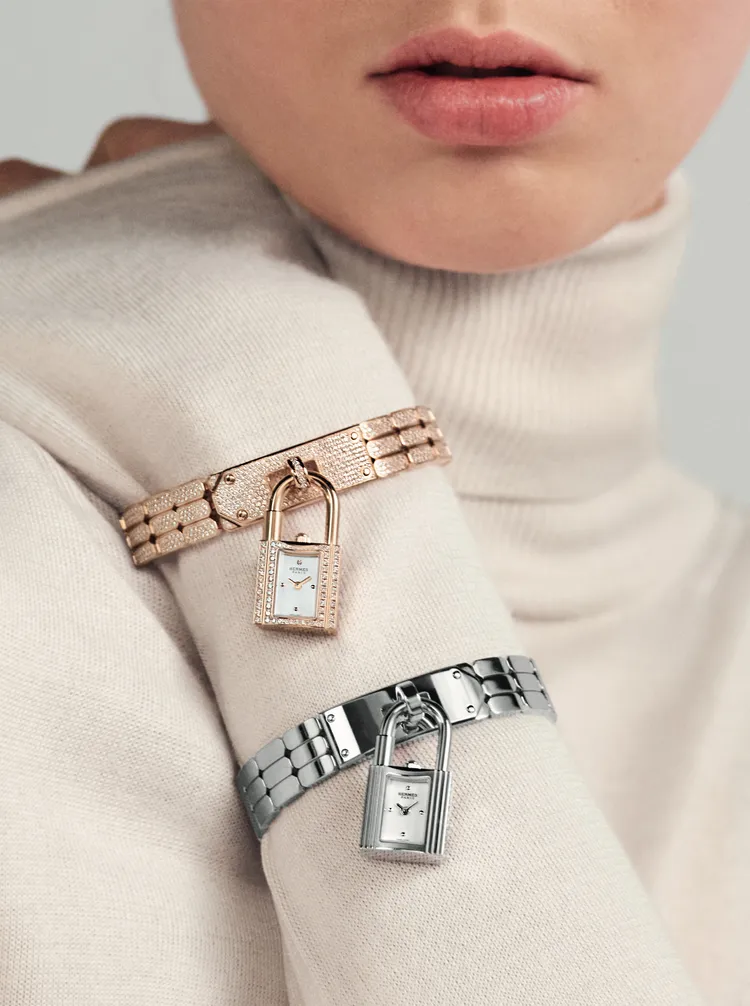 愛馬仕發表全新Kelly腕錶，帶來精鋼與玫瑰金款呈現。品牌提供