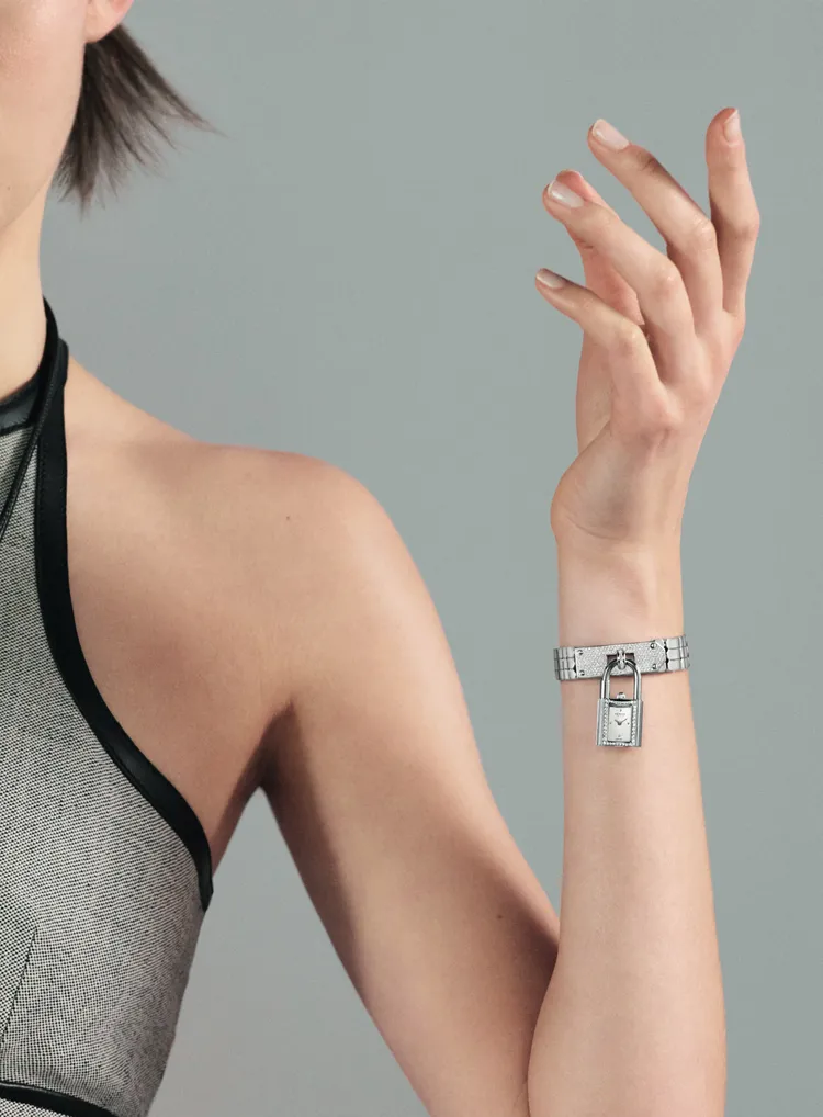 Kelly腕錶精鋼款，擁有鑲鑽與無鑽款設計。品牌提供