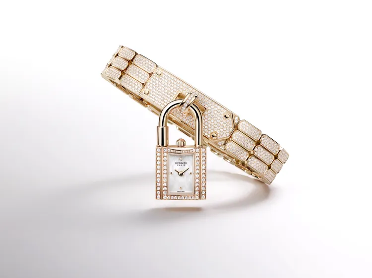 Kelly腕錶玫瑰金款，天然白色珍珠母貝錶盤，錶殼鑲嵌179顆鑽石，玫瑰金錶鍊鑲嵌1161顆鑽石，267萬5000元。品牌提供