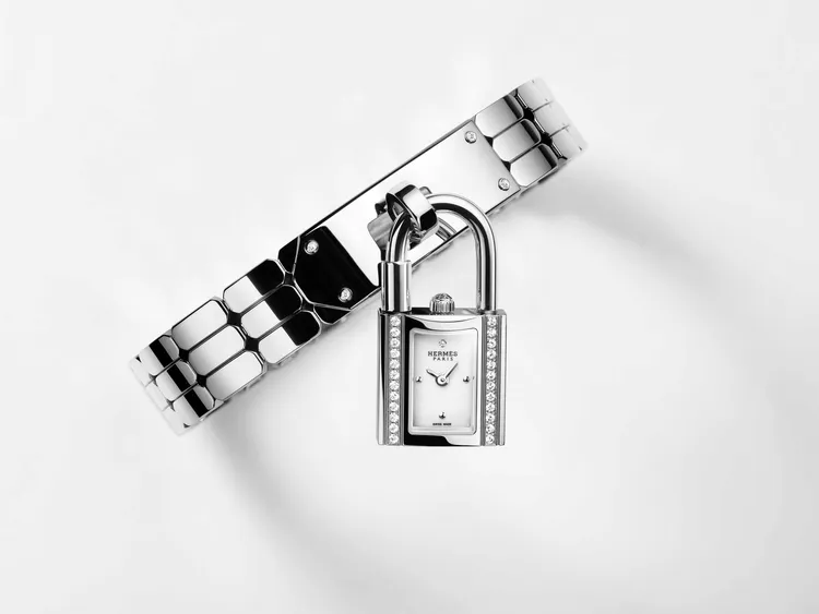 Kelly腕錶精鋼款，白色晶亮漆面錶盤，錶殼鑲嵌24顆鑽石，精鋼錶鍊無鑽，19萬2600元。品牌提供