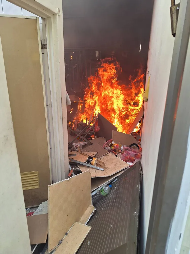 房間竄出明火。讀者提供