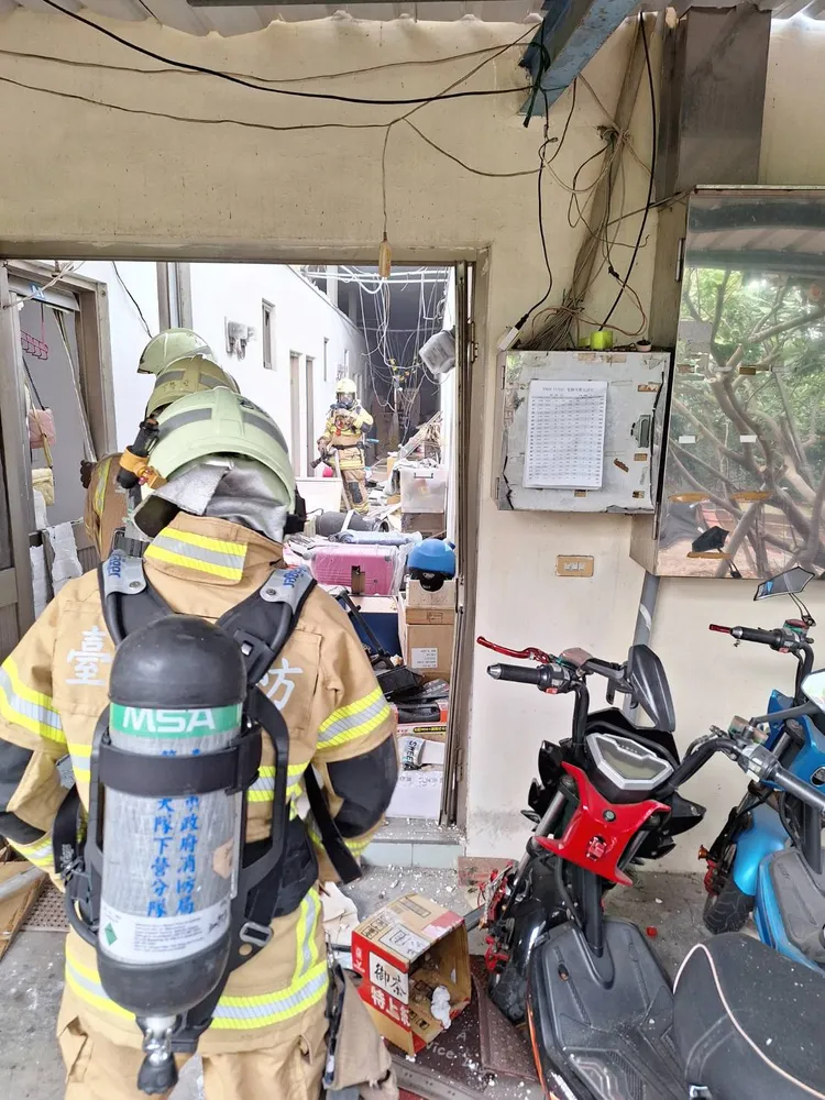 警消前往灌救。讀者提供