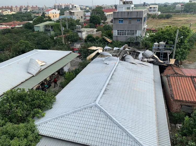 矮房屋頂有一側被炸毀。讀者提供