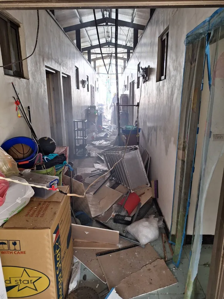 走道一片狼藉。讀者提供