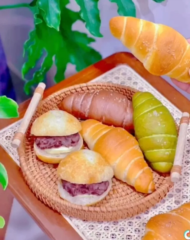 紅豆奶油法國球內餡紅豆非常飽滿。TikTok@roseforever1 提供