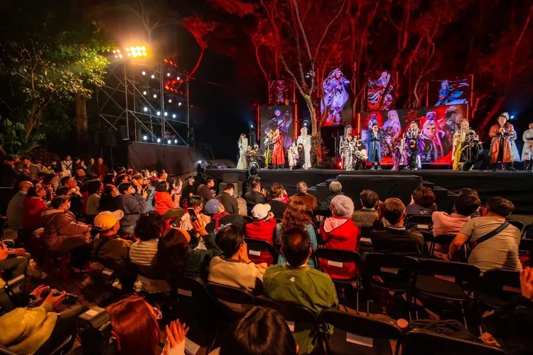 遊客在空山祭欣賞表演。市府提供