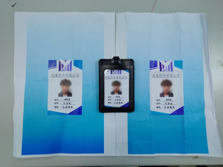 警方查扣車手身上的證件。平鎮警分局提供