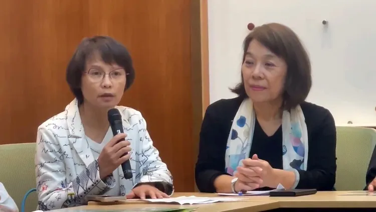 北一女中國文老師區桂芝(左)砲轟108課綱「是個『無恥』的課綱！」翻攝自臉書「高雄市導遊協會2002」