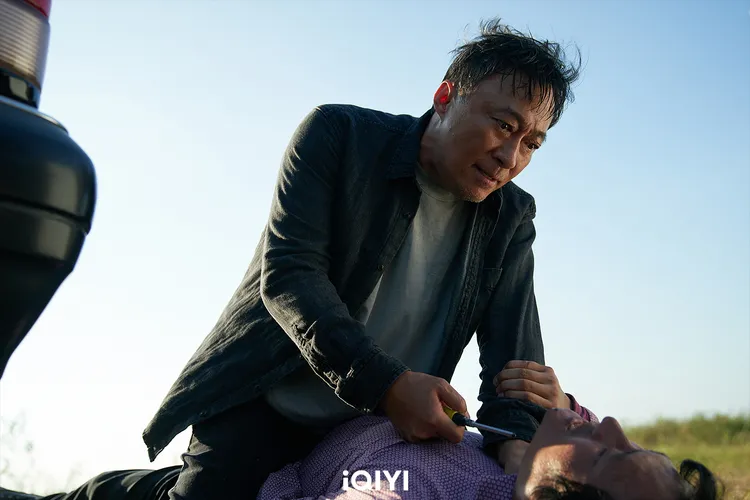 李星民劇中發現女兒的頭顱後，硬起來報仇。愛奇藝國際站提供