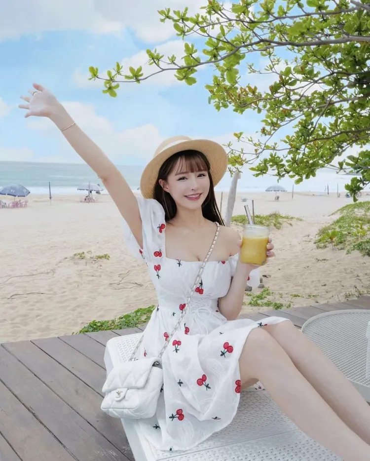 呆萌女神元元有著一張無害的童顏，卻又身材火辣。