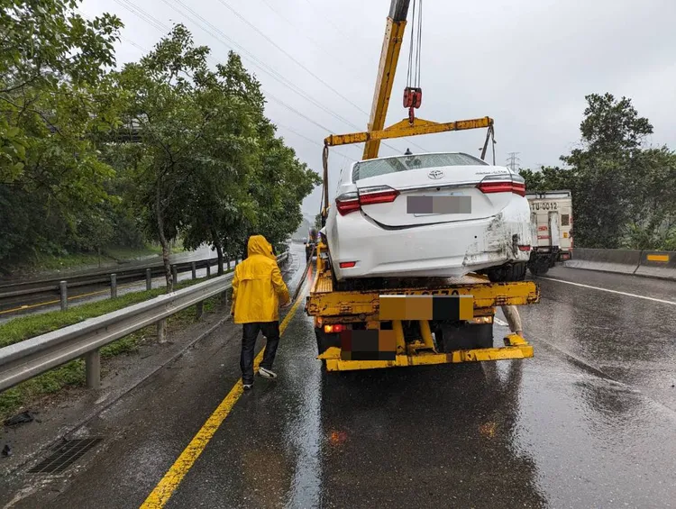 相關單位前往吊掛。翻攝畫面