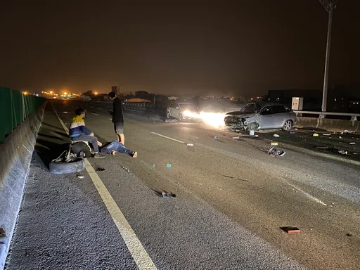 國道自撞翻車2人受困 原來是台中警追捕詐騙車手