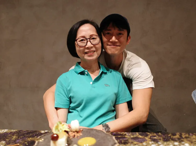 吳慷仁（右）和媽媽。翻攝吳慷仁臉書