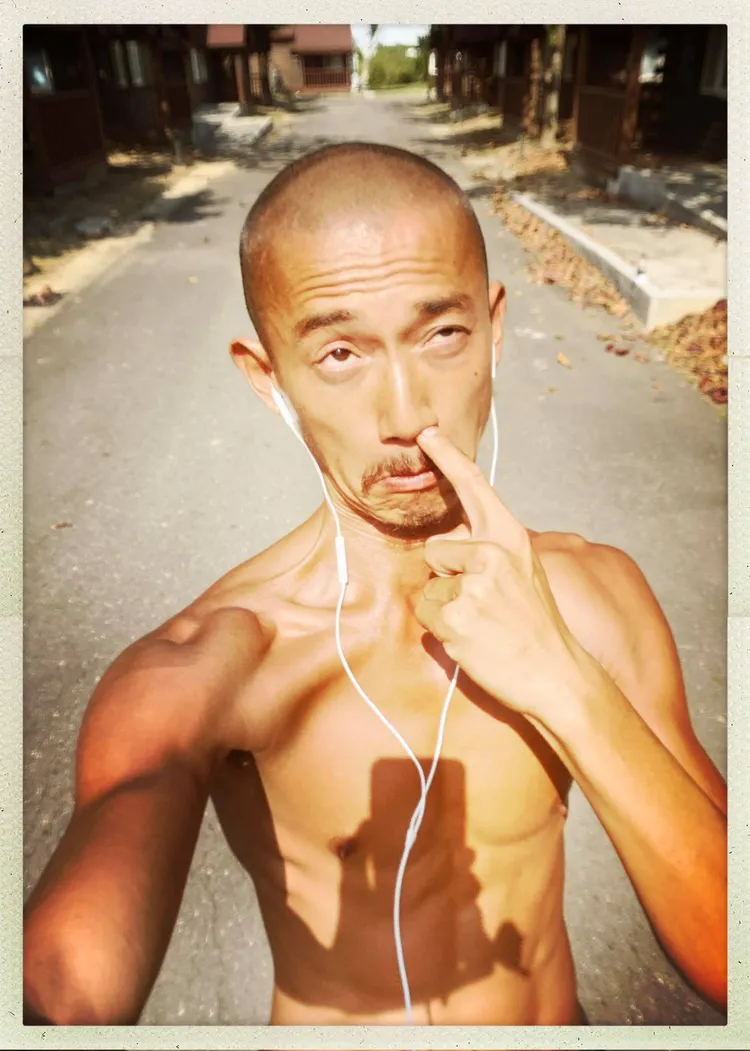 吳慷仁胖瘦自如，但畢竟年過40，女友邵雨薇送他血壓計當生日禮物。翻攝吳慷仁臉書