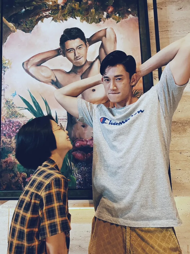 吳慷仁（右）拿獎時不忘感謝當初找他演出《下一站，幸福》的導演陳慧翎。翻攝陳慧翎臉書