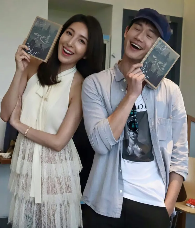 楊謹華（左）眼中的好友吳慷仁腳踏實地。翻攝吳慷仁臉書